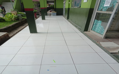 PEMASANGAN KERAMIK TERAS KELAS MIN 6 BANDAR LAMPUNG